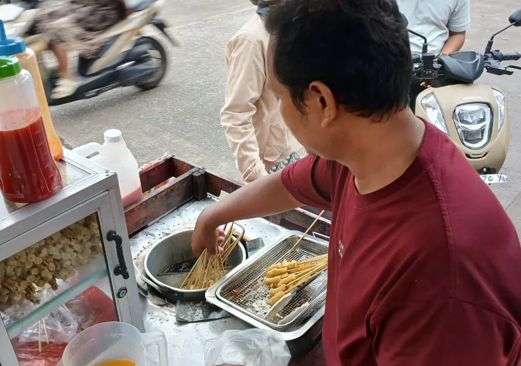 Amin, pedagang sempol yang berjualan di wilayah Tanjung Redeb Berau. (Adrikni/BT)