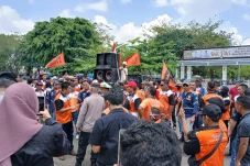 Buntut PHK Sepihak PT Asri Kemasindo, Puluhan Buruh Geruduk Kantor Bupati Berau