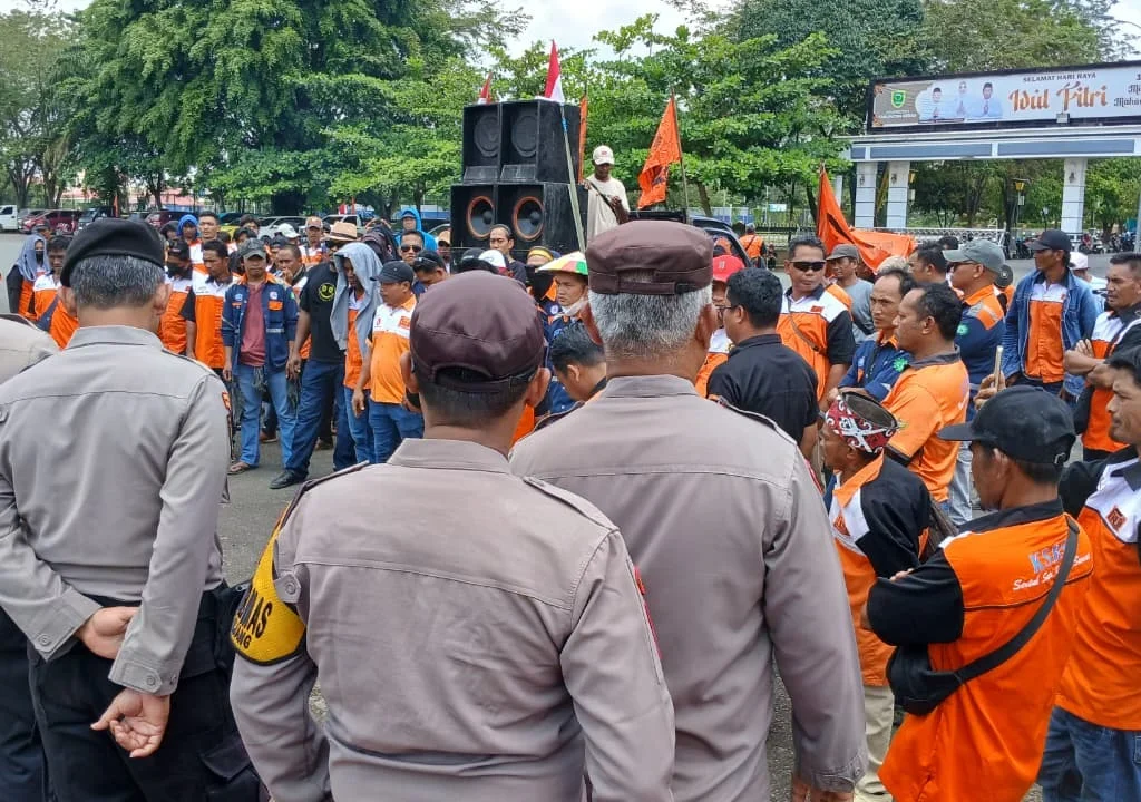 Aksi demo yang terjadi di halaman Kantor Bupati Berau, Kamis (16/4/2026) siang. (Adrikni/BT)