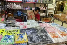 Imbas Konflik Timur Tengah, Keuntungan Pedagang Berau Makin Tipis saat Harga Minyak dan Plastik Naik