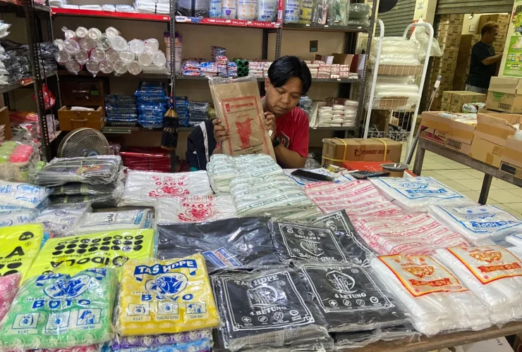 Imbas Konflik Timur Tengah, Keuntungan Pedagang Berau Makin Tipis saat Harga Minyak dan Plastik Naik