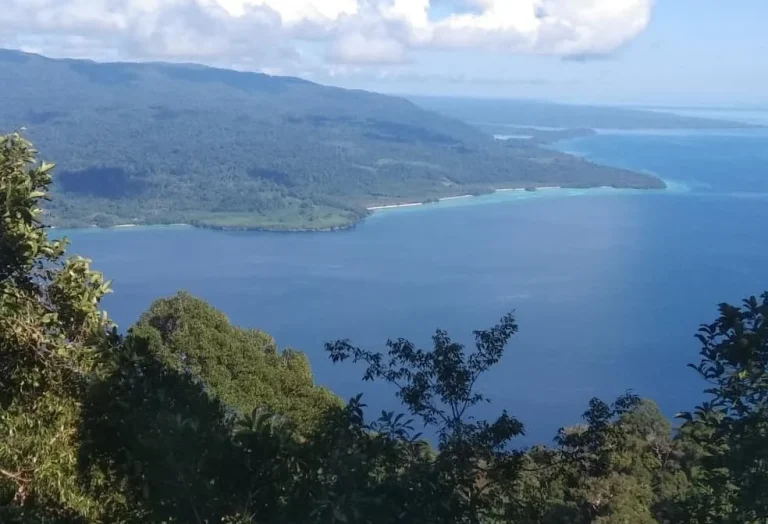 Pemandangan laut Teluk Sumbang dari Gunung Hantu. (IST)