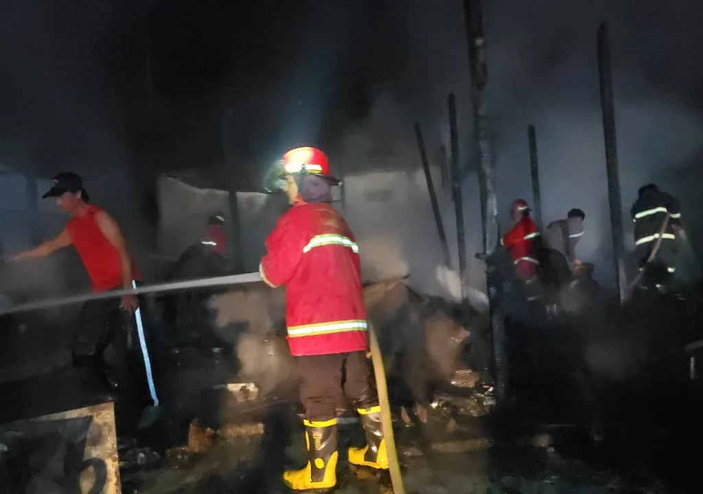 Petugas pemadam kebakaran berusaha memadamkan api di sebuah bangunan kantor milik PT Tumbu Surya yang berlokasi di Jalan HARM Ayoeb, Sabtu (18/4/2026) dini hari. (Disdamkarmat Berau)