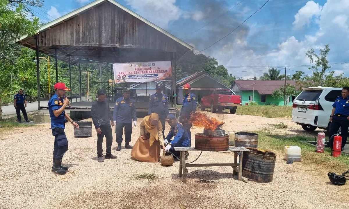PT Pamapersada Nusantara gandeng Disdamkarmat Berau beri pelatihan warga Gurimbang padamkan kebakaran, Senin (20/4/2026).