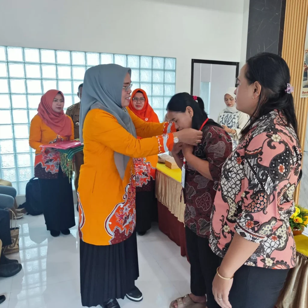 Kegiatan pelatihan kerajinan anyaman rotan Kecamatan Segah di Kantor BKKBN, Senin (20/4/2026).