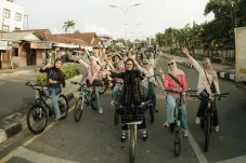 Mengayuh Semangat Kartini, Perempuan Berau Rayakan dengan Gowes Berkebaya