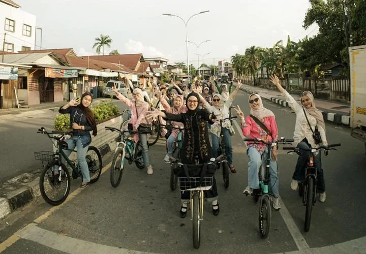 Mengayuh Semangat Kartini, Perempuan Berau Rayakan dengan Gowes Berkebaya