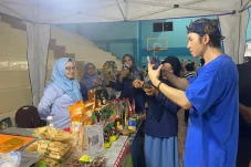 Kunjungi Stand Diskoperindag Berau, Rafael Tan “Duta Seblak” Cicipi Kuliner Khas Berau