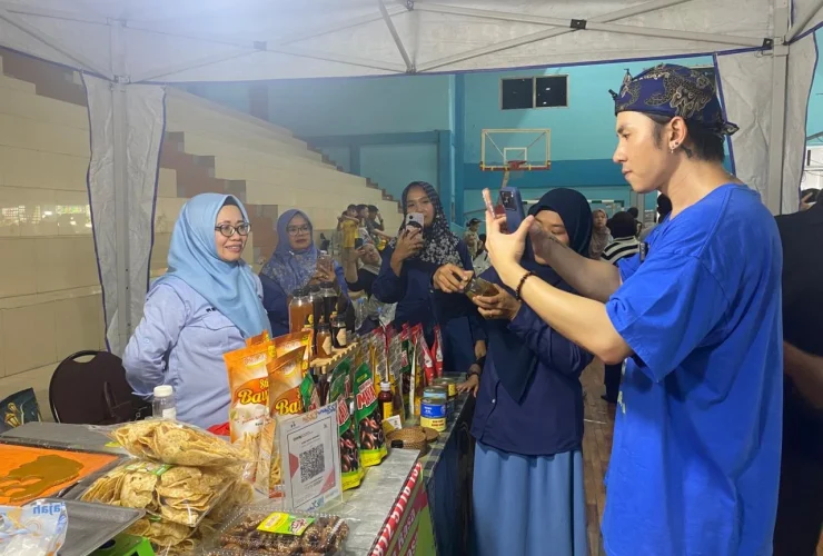 Kunjungi Stand Diskoperindag Berau, Rafael Tan “Duta Seblak” Cicipi Kuliner Khas Berau