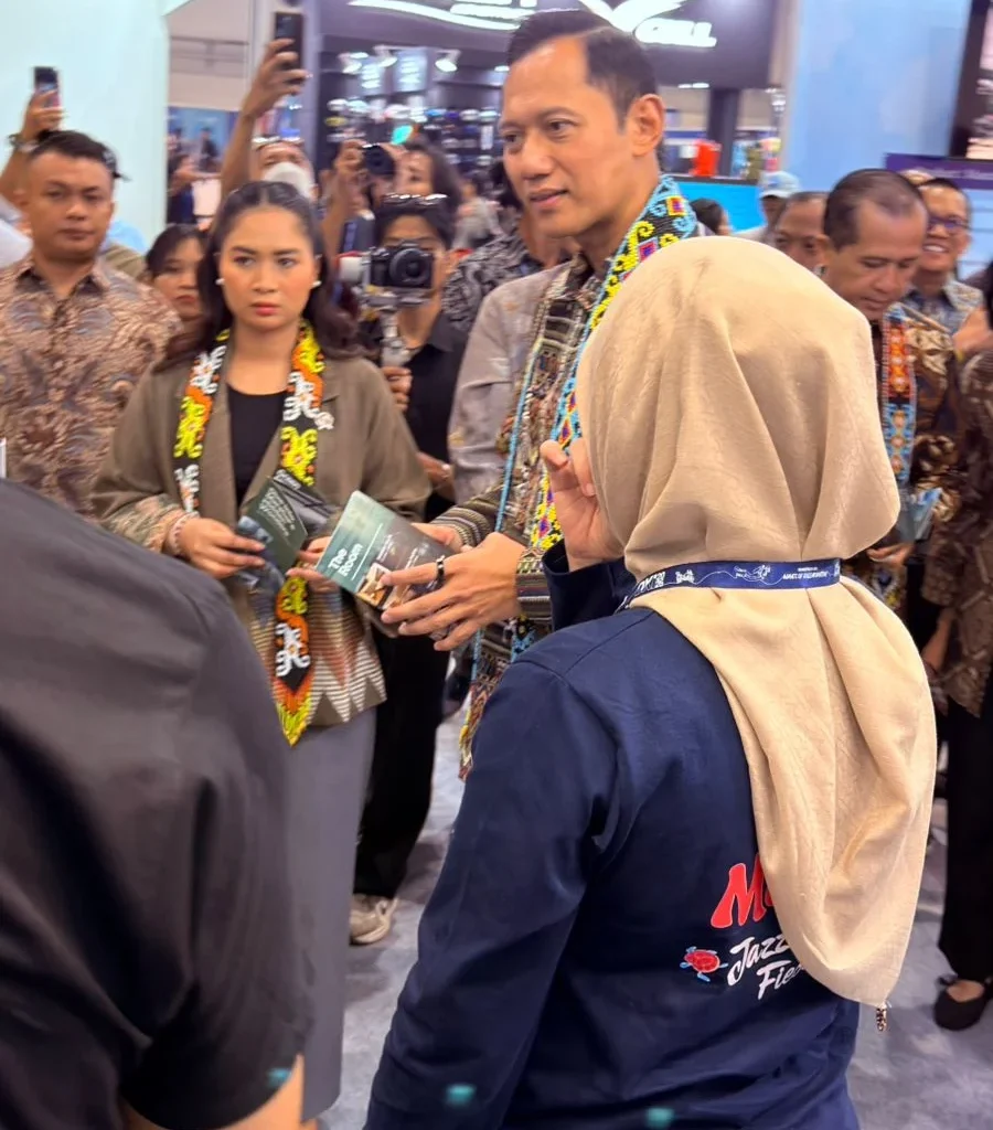 Menko Bidang Infrastruktur dan Pembangunan Kewilayahan, Agus Harimurti Yudhoyono (AHY), saat mengunjungi booth Kabupaten Berau di ajang Deep and Extreme Indonesia (DXI) di Jakarta Convention Center (JCC).
