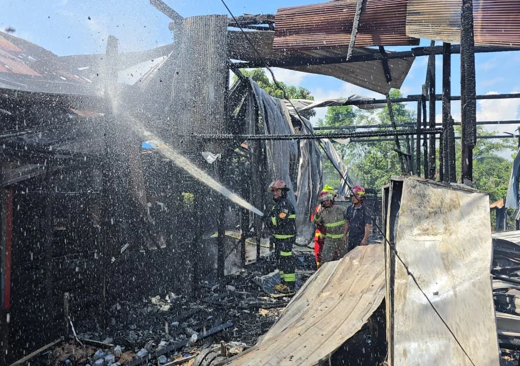 Petugas Damkar saat memadamkan api kebakaran di Jalan M Iswahyudi, Kelurahan Rinding, Sabtu (25/4/2026). (IST)