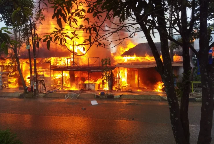 Warung Bakso dan 6 Rumah Hangus Terbakar di Rinding, Kerugian Material Tembus Rp750 Juta