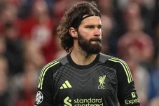 Pukulan Telak Liverpool: Alisson Becker Absen Hingga Akhir Musim