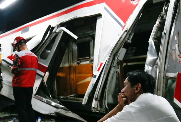 Korban Tewas Tabrakan KRL di Bekasi Capai 15 Orang, Dirut KAI Diminta Mundur