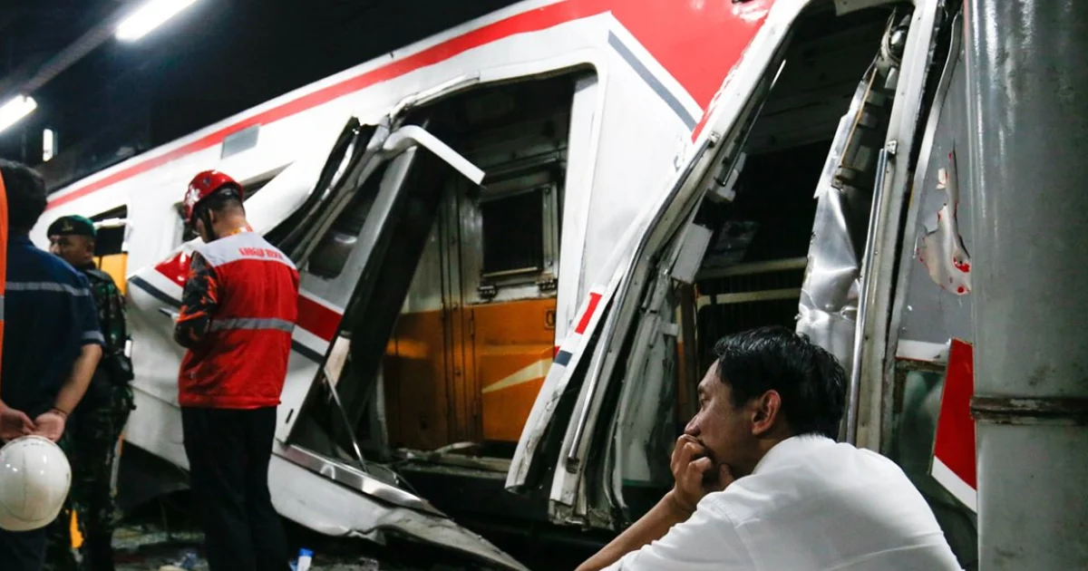 Korban Tewas Tabrakan KRL di Bekasi Capai 15 Orang, Dirut KAI Diminta Mundur