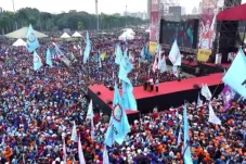 May Day Bikin Massa Buruh Terpecah: Ikut Aksi di DPR hingga Rayakan Bersama Presiden Prabowo