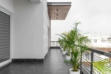 Area Balkon dan Rooftop: Zona Risiko Tinggi Keramik Lepas