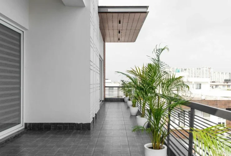 Area Balkon dan Rooftop: Zona Risiko Tinggi Keramik Lepas