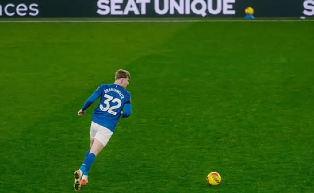 Pemain Everton Jarrad Branthwaite (Instagram/@jarrad_b_)
