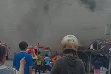 Kebakaran di Sambaliung Berau: Asap Membumbung Tinggi, Damkar Dikerahkan