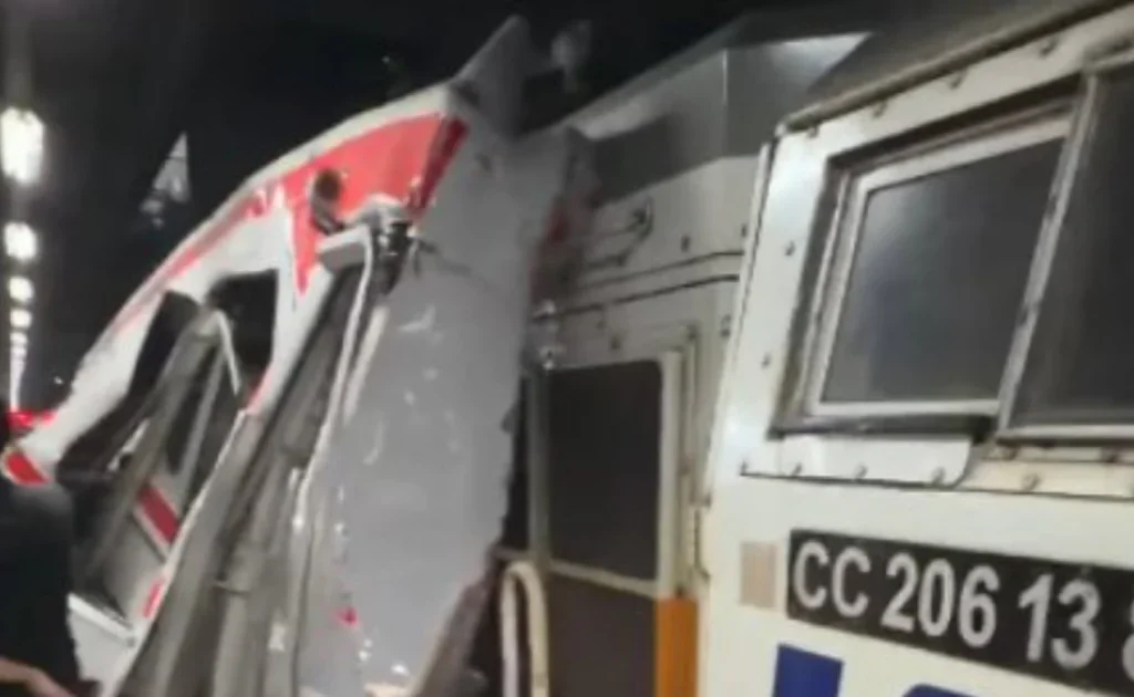 Kereta api Argo Bromo Anggrek menabrak KRL di Stasiun Bekasi Timur (Ist)
