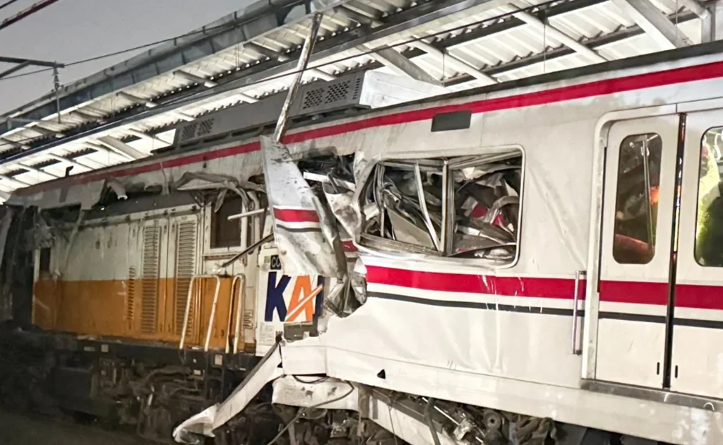 Kereta api Argo Bromo Anggrek menabrak KRL di Stasiun Bekasi Timur (Ist)