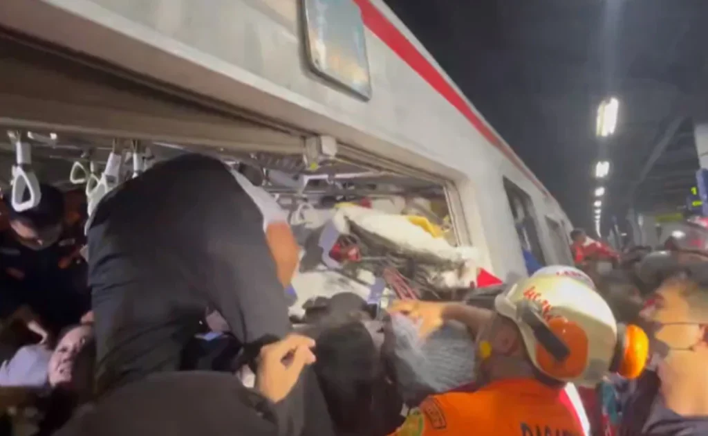 Proses evakuasi korban kecelakaan kereta api Argo Bromo Anggrek menabrak KRL di Stasiun Bekasi Timur (Ist)