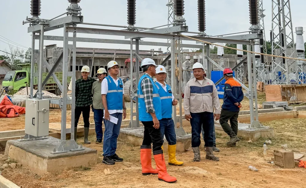 General Manager PLN UIP KLT, Basuki Widodo, bersama jajaran PLN UPP KLT 3 dan mitra kerja meninjau langsung instalasi peralatan di area Gardu Induk (GI) 150 kV Bontang Lestari guna memastikan kualitas konstruksi dan kesiapan operasional.