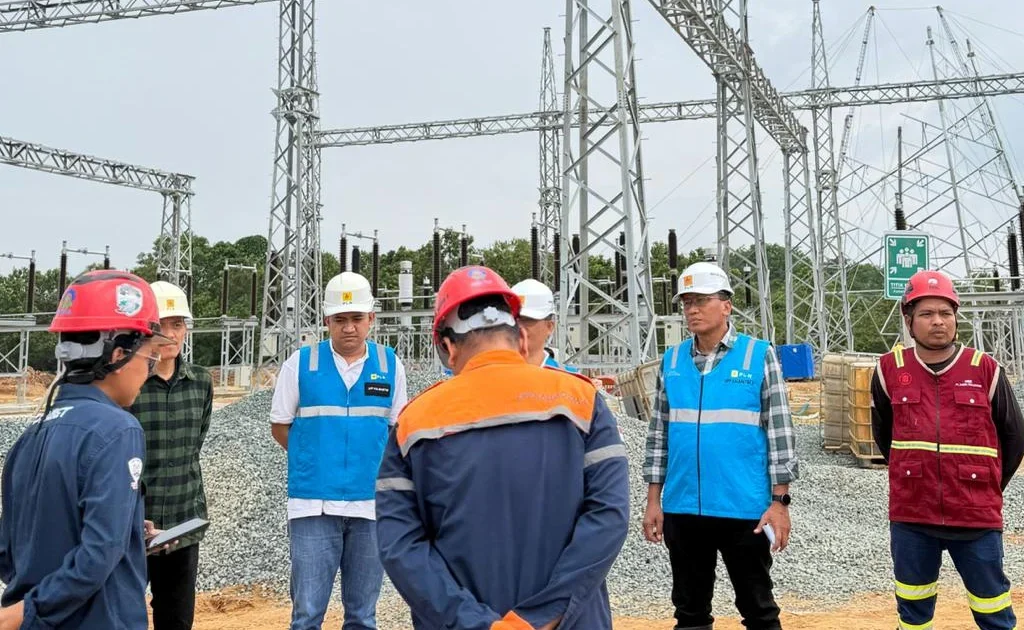 General Manager PLN UIP KLT, Basuki Widodo, memberikan arahan kepada tim dan mitra kerja di lokasi proyek Gardu Induk (GI) 150 kV Bontang Lestari guna memastikan pekerjaan berjalan sesuai standar keselamatan dan target penyelesaian.