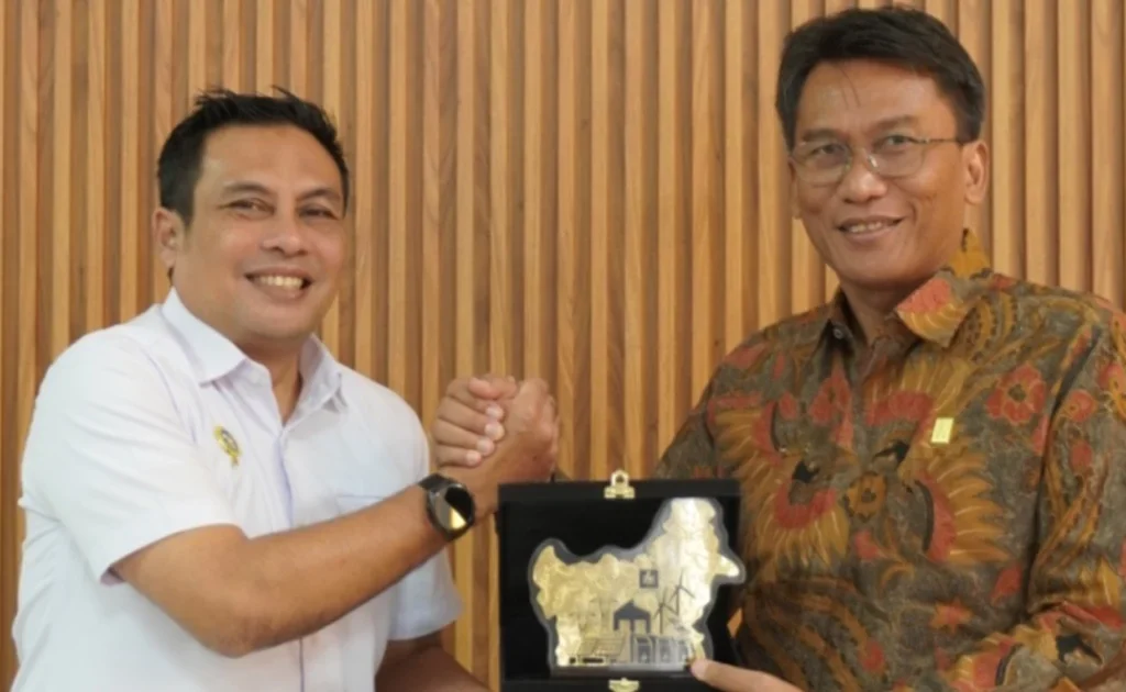 General Manager PLN UIP KLT Basuki Widodo melakukan pertukaran cenderamata dengan Kepala BINDA Kalsel sebagai simbol penguatan kolaborasi.