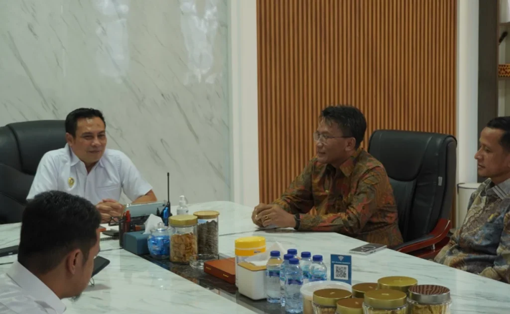 General Manager PLN UIP KLT Basuki Widodo berdiskusi dengan jajaran BINDA Kalsel terkait langkah strategis mendukung kelancaran proyek kelistrikan.