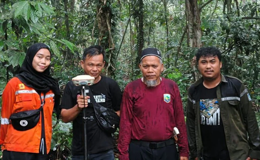 Srikandi PLN UIP KLT bersama tim melakukan survei lapangan di wilayah hutan Kalimantan untuk mendukung pembangunan jaringan listrik hingga ke daerah terpencil.