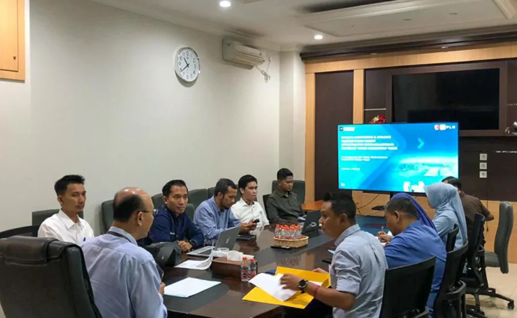 Suasana kegiatan monitoring dan evaluasi antara PLN UIP KLT dan Kejati Kaltim di Balikpapan dalam rangka penguatan tata kelola dan kepastian hukum.