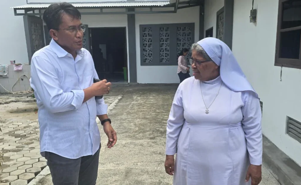 General Manager PLN UIP KLT bersama Suster Yohana Magdalena dari Panti Asuhan Tabita Putri