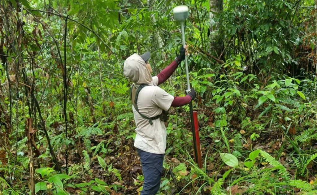 Petugas memastikan akurasi titik koordinat tapak tower untuk menjamin kepastian hukum lahan infrastruktur kelistrikan di Kaltim