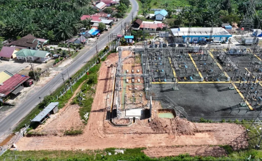 Tampak udara pembangunan Extension 1 Trafo Bay + Trafo 30 MVA GI 150 kV Satui yang menjadi bagian dari penguatan sistem kelistrikan untuk meningkatkan keandalan pasokan listrik di wilayah Kalimantan Selatan.
