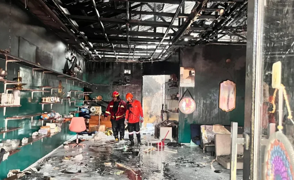 Kondisi salah satu rumah yang terbakar di Sambaliung, Berau Jumat (10/4/2026). (Ist)