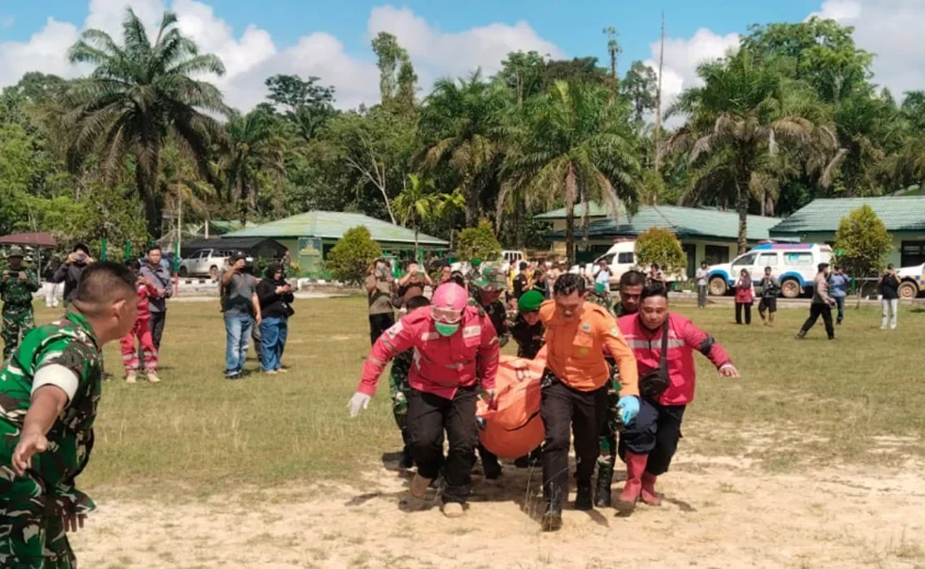 Proses evakuasi korban tewas kecelakaan helikopter PK-CFX yang jatuh di Sekadau, Kalbar (Ist)