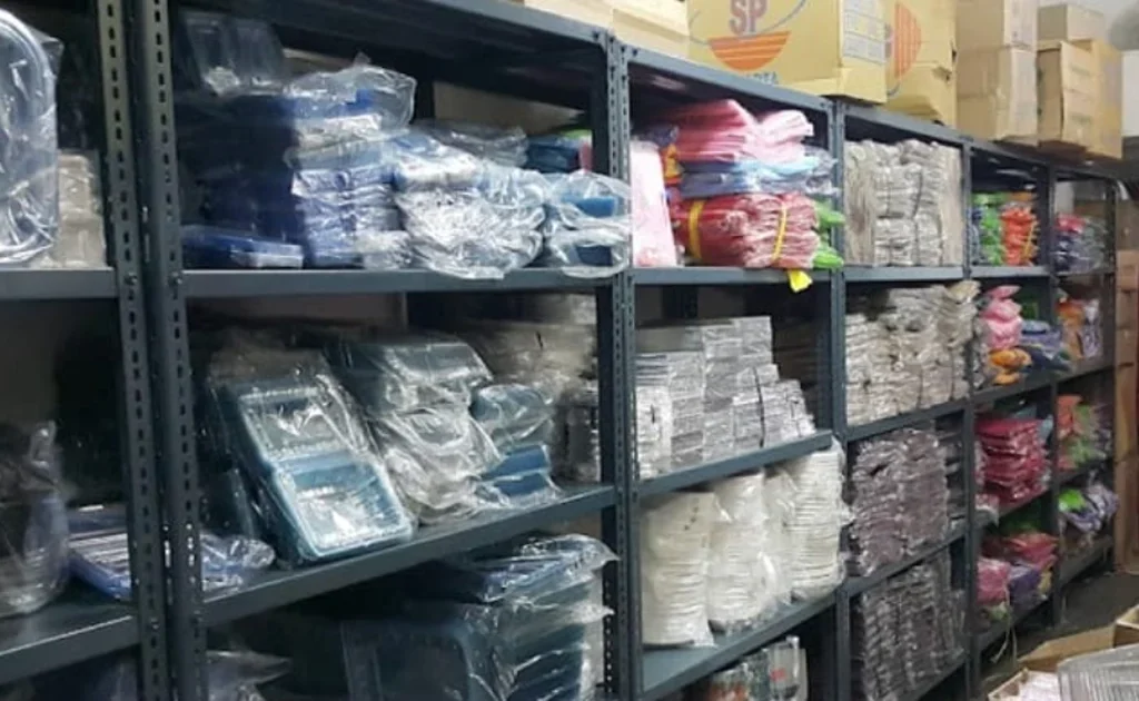 Ilustrasi toko plastik (pinhome.com)