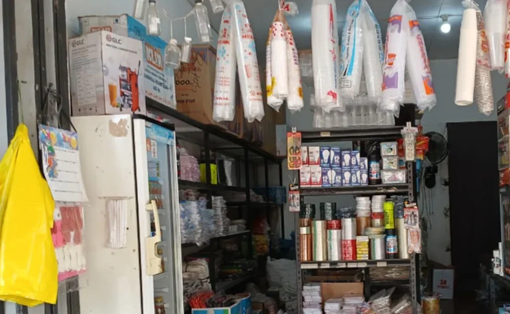 Toko plastik di Berau (Andrikni/BT)