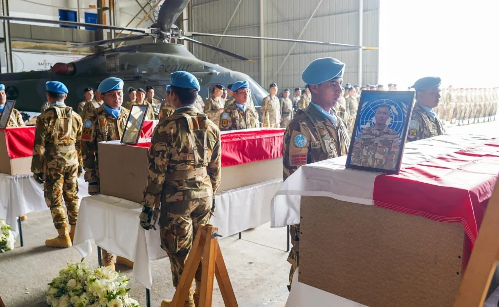 Upacara penghormatan prajurit UNIFIL yang gugur saat bertugas (X/@UNIFIL_)