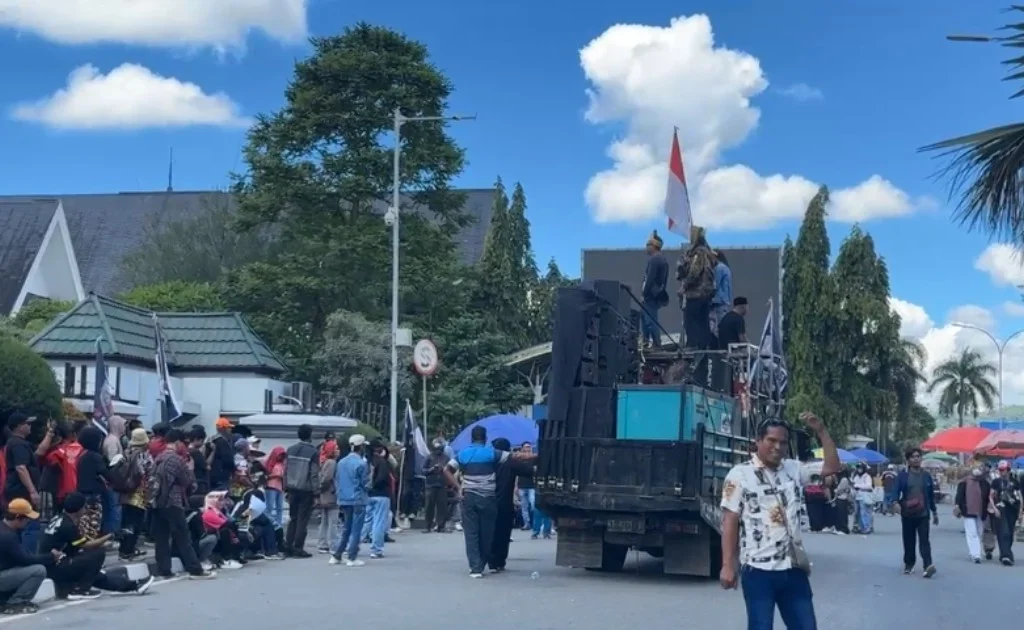Massa dari APMK melakukan demonstrasi di depan kantor Gubernur Kaltim. (tribun kaltim)