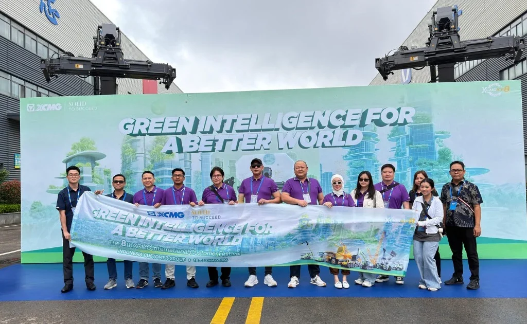 Foto bersama rombongan pengurus ASDEKI di halaman workhsop XCMG Port Machinary di Xuzhou, China. (redaksi/BT)