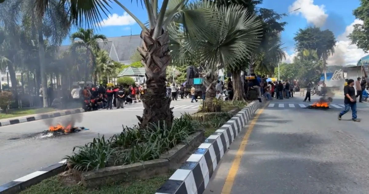 Aliansi Perjuangan Masyarakat Kaltim Blokade Jalan Gajah Mada Samarinda, Tuntut Bertemu Rudy Mas’ud