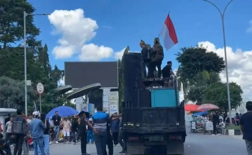 Aksi Massa di depan kantor Gubernur Kaltim, Jalan Gajah Mada, Samarinda. (tribun kaltim)