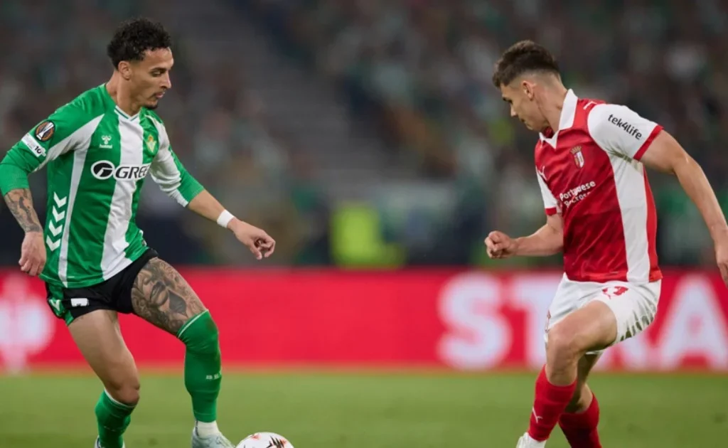 Pemain bintang Real Betis Antony (kiri). (realbetisbalompie.es)
