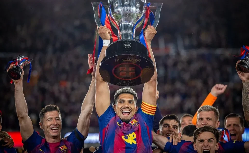 Kapten Barcelona Ronald Araujo mengangkat trofi La Liga. (fcbarcelona.com)