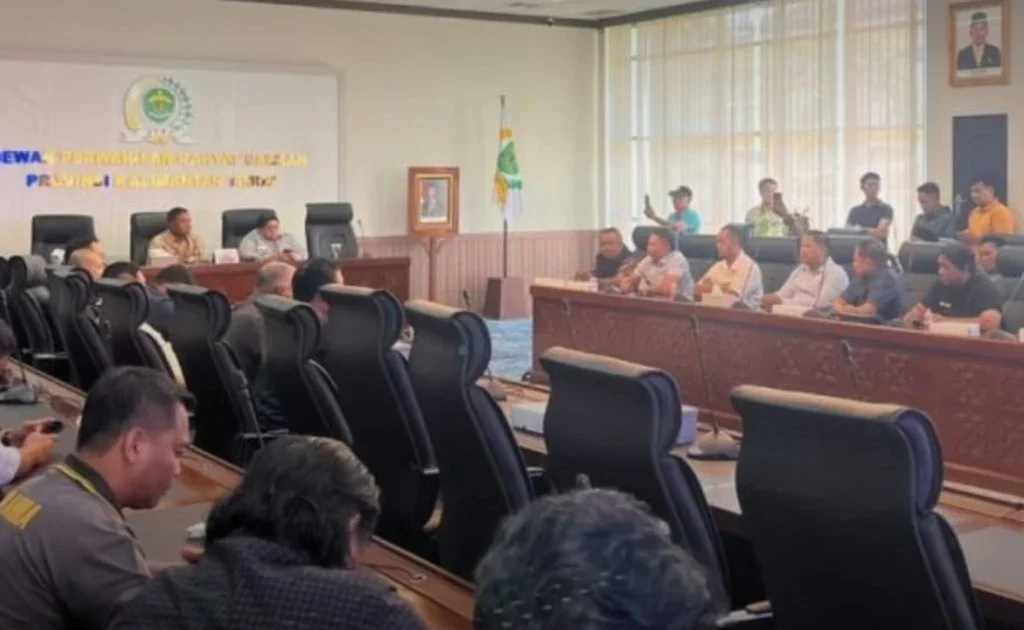 Suasana audiensi antara perwakilan massa aksi 21 April, dengan DPRD Kaltim di kantor Karang Paci. (editorial kaltim)