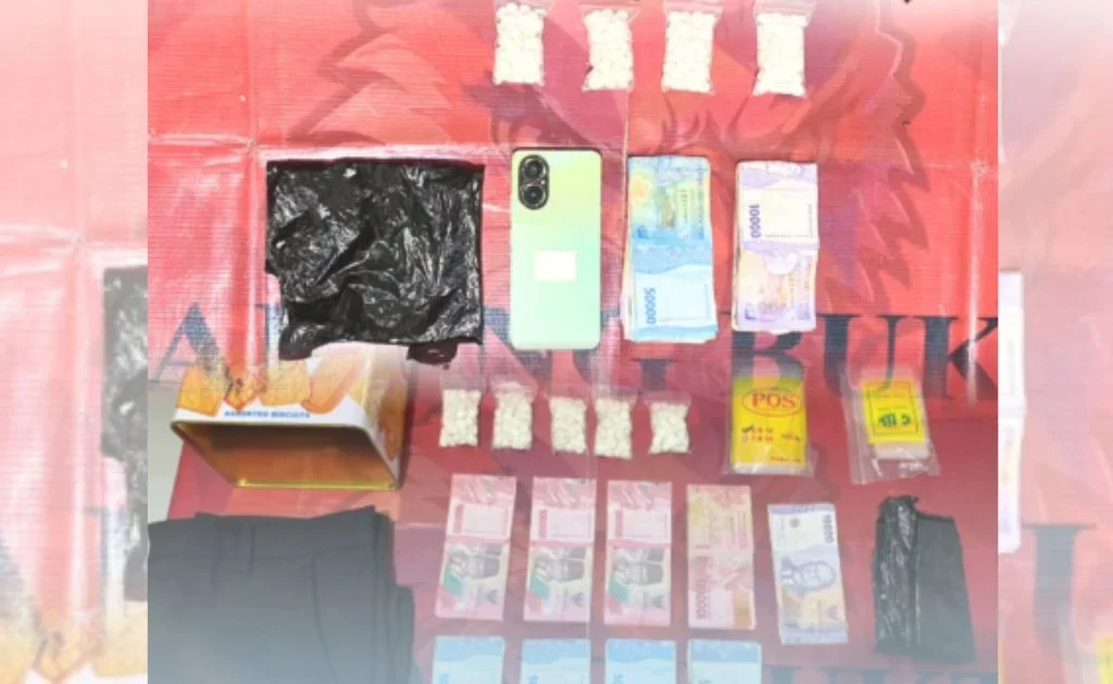 Barang bukti milik kedua tersangka yang diamankan di Mapolres Paser. (instagram/@polrespaser)