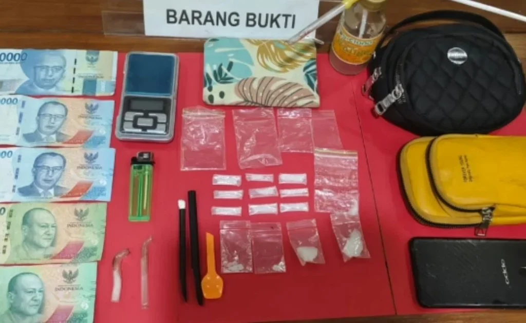 Barang bukti milik tersangka yang diamankan di Mapolsek Babulu PPU. (instagram/@penajamterkini)